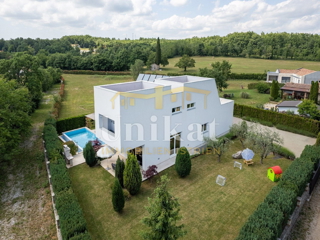 Moderna vila z notranjim in zunanjim bazenom